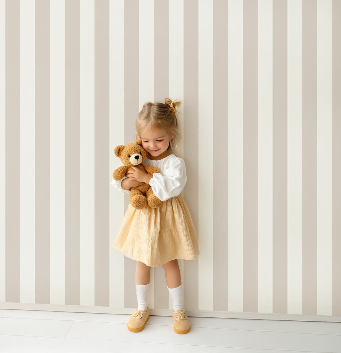 Papier peint chambre enfant rayures Taupe et blanc cassé