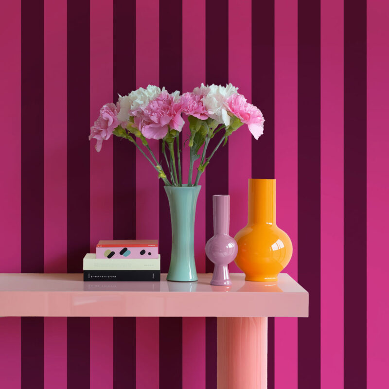 Papier peint à rayures rose bonbon et aubergine
