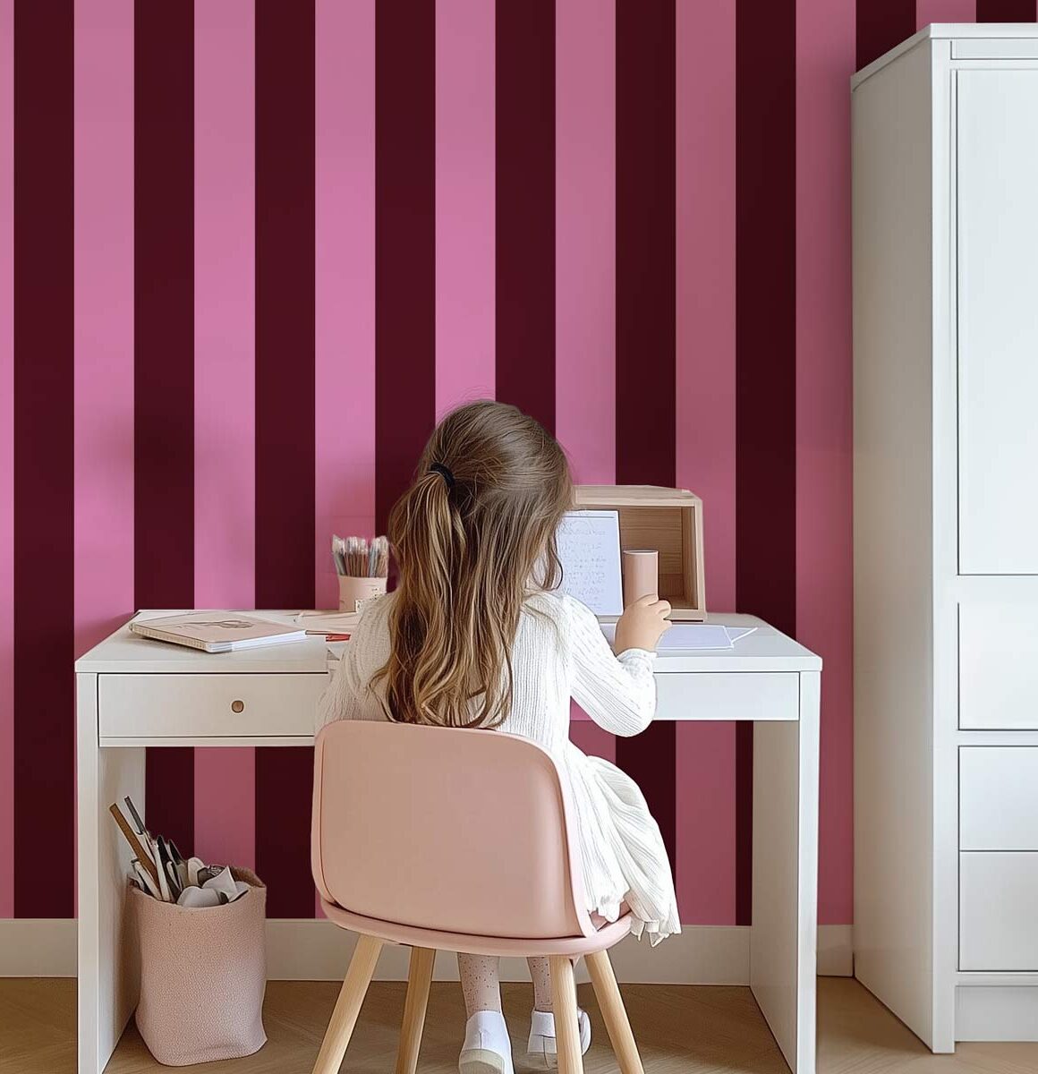 Papier peint à rayures bordeaux et rose