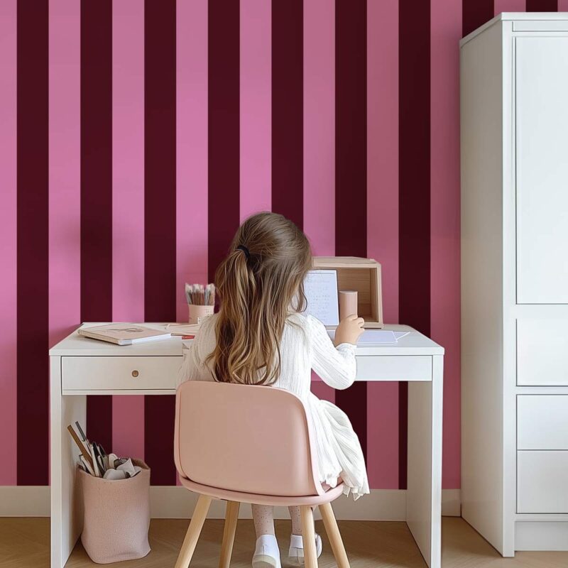 Papier peint à rayures bordeaux et rose