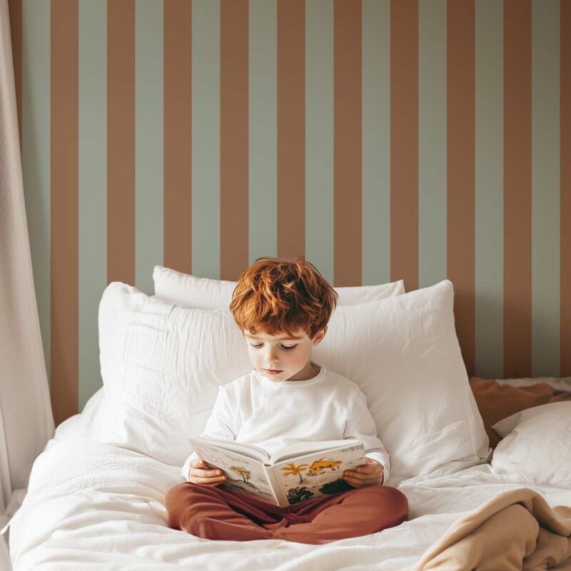 Tapisserie à rayures marron et vert chambre enfant