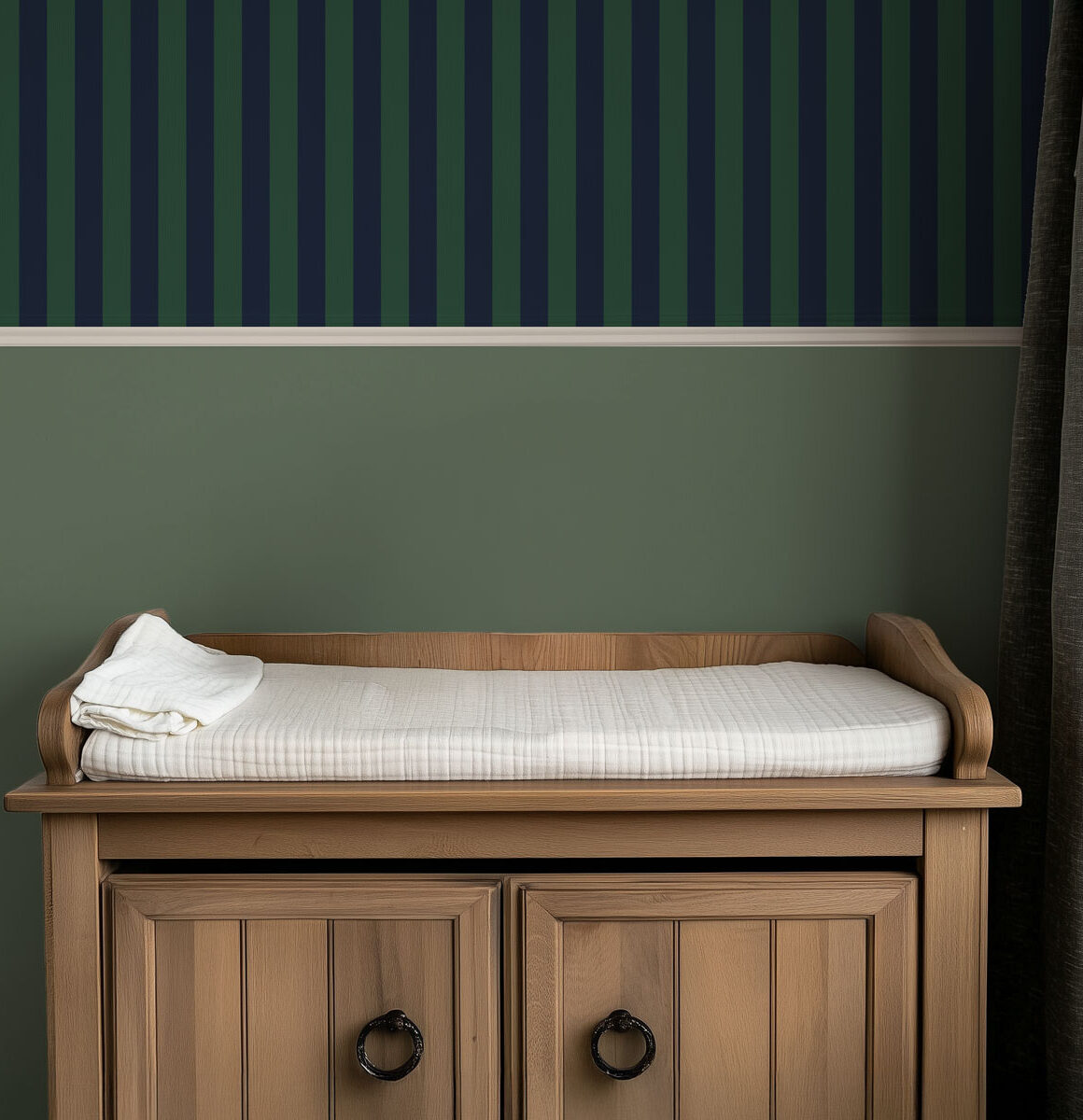 Papier peint demi mur rayures vert et bleu marine