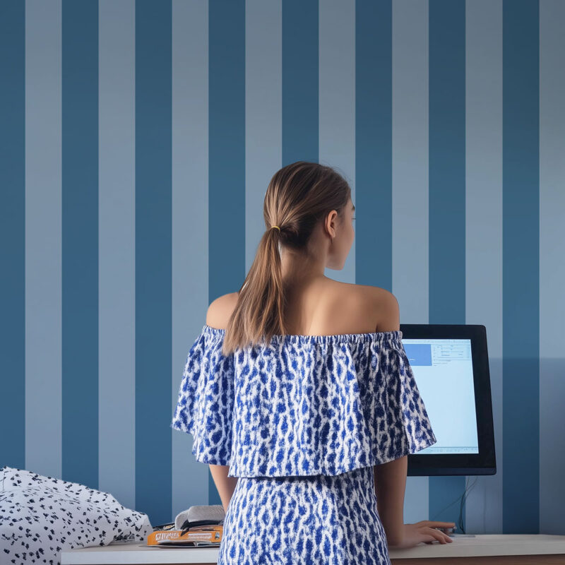 Papier peint rayures bleues chambre ado